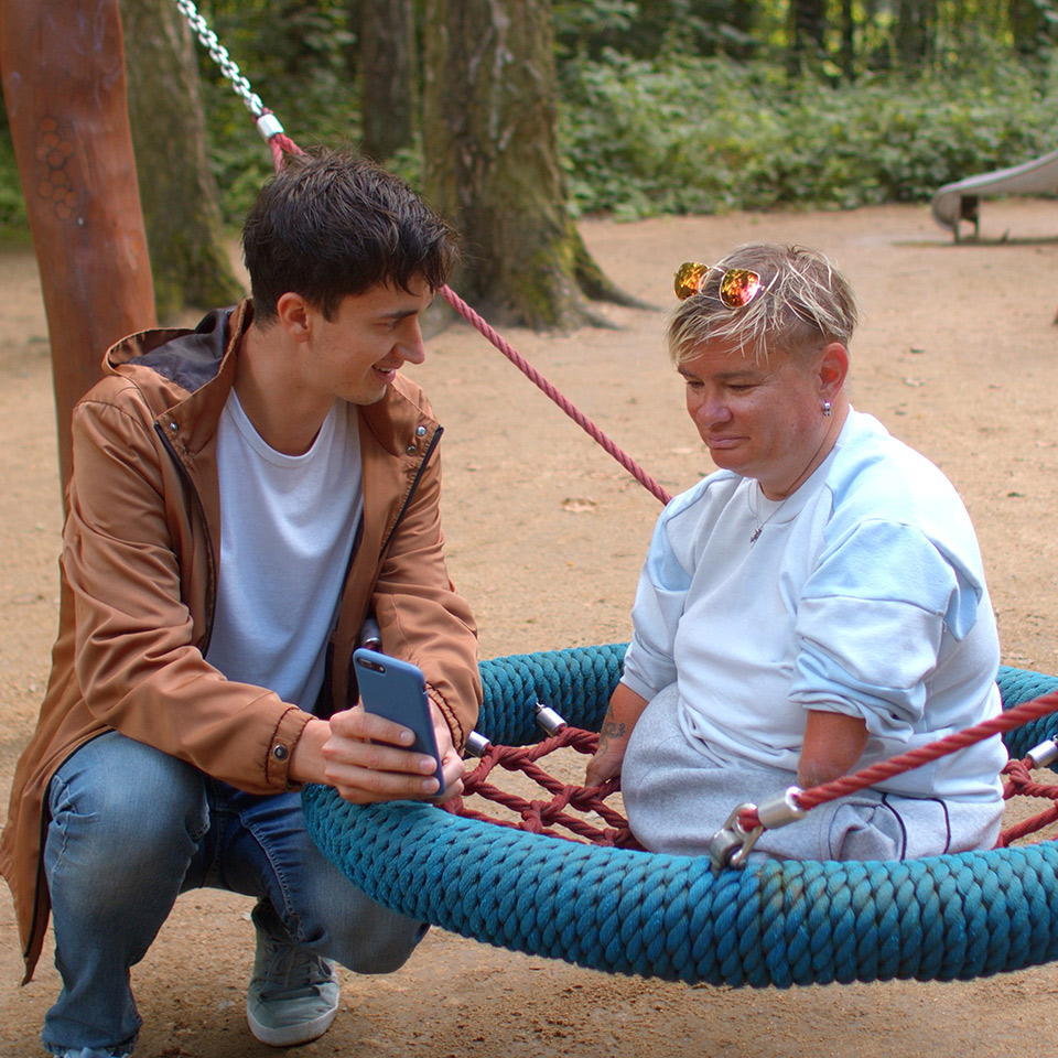 Josefs-Gesellschaft gGmbHDie Gesellschaft ist Träger des Vinzenz-Heims in Aachen, einer besonderen Wohnform für Menschen mit körperlichen, geistigen und/oder mehrfachen Behinderungen. Die Stiftung Wohnhilfe hat für das Außengelände die Anschaffung einer Nestschaukel und eines Wasserspielplatzes finanziell unterstützt.